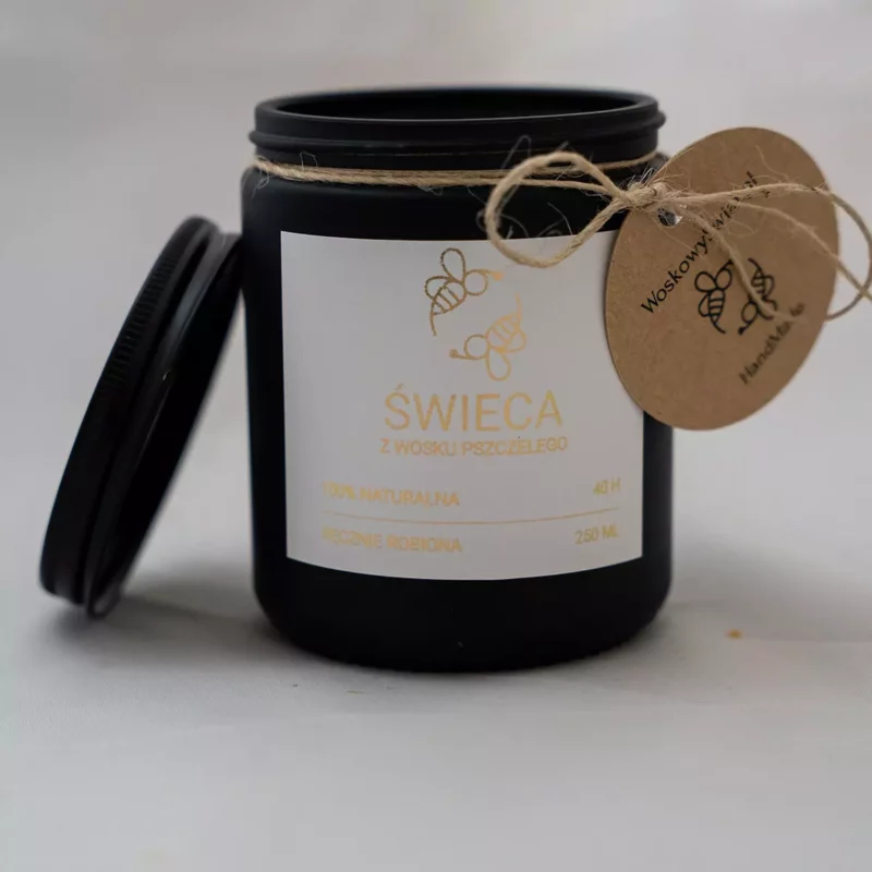 Świeca w czarnym matowym szkle z pozłacaną naklejką 250 ml Świeca z wosku pszczelego