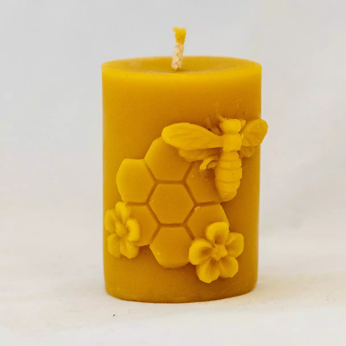 Świeca Walec z motywem pszczelim 3 Świeczka z wosku pszczelego